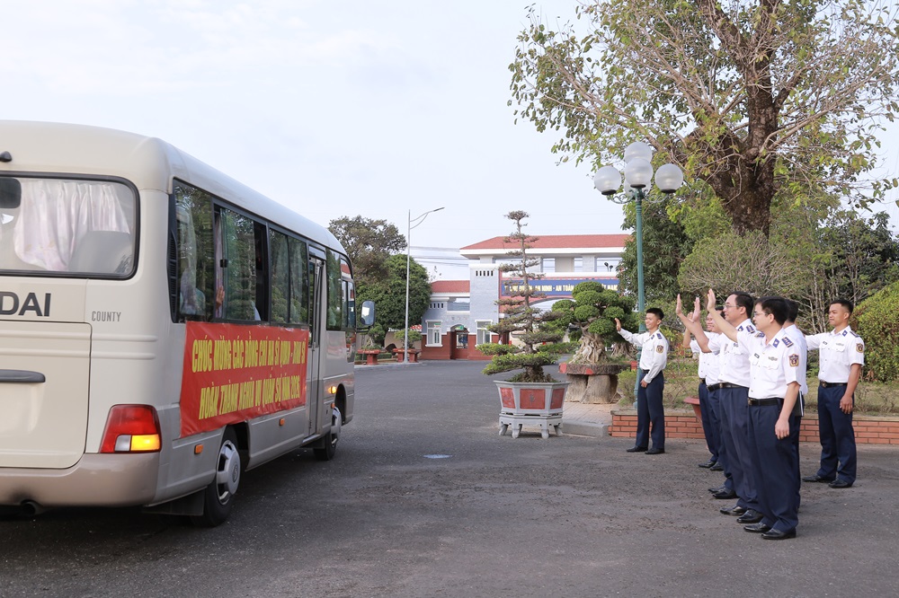Thủ trưởng BTL V&ugrave;ng v&agrave; c&aacute;c cơ quan, đơn vị ch&agrave;o tạm biệt chiến sĩ xuất ngũ năm 2026.