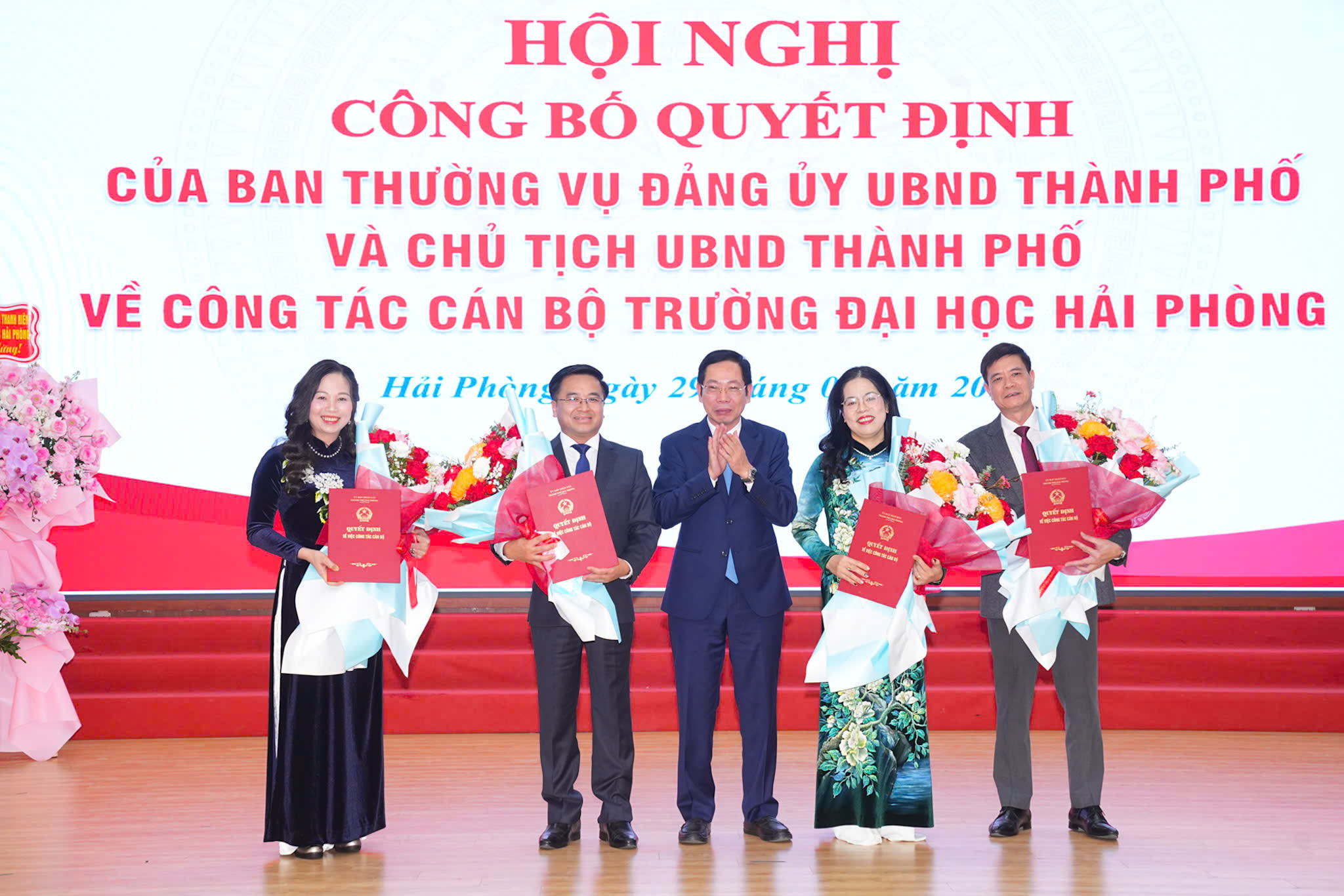 Trao Quyết định bổ nhiệm ông Bùi Xuân Hải giữ chức Hiệu trưởng; các ông/bà Nguyễn Thị Hiên, Trần Quốc Tuấn, Nguyễn Thị Thanh Nhàn giữ chức Phó Hiệu trưởng Trường Đại học Hải Phòng. Trao Quyết định bổ nhiệm ông Bùi Xuân Hải giữ chức Hiệu trưởng; các ông/bà Nguyễn Thị Hiên, Trần Quốc Tuấn, Nguyễn Thị Thanh Nhàn giữ chức Phó Hiệu trưởng Trường Đại học Hải Phòng.