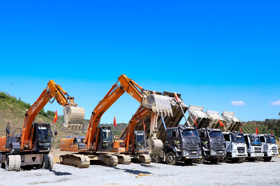 L&acirc;m Đồng sẽ triển khai nhiều dự &aacute;n (Trong ảnh l&agrave; m&aacute;y m&oacute;c tập trung tại khu vực thi c&ocirc;ng Dự &aacute;n cao tốc T&acirc;n Ph&uacute; - Bảo Lộc) lớn trong năm 2026
