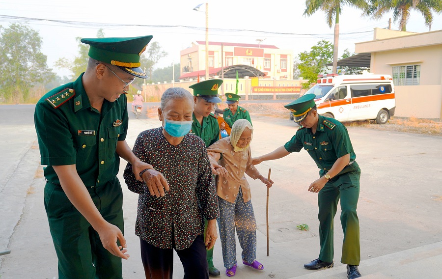 C&aacute;n bộ, chiến sĩ Đồn Đồn Bi&ecirc;n ph&ograve;ng Cửa khẩu Mỹ Qu&yacute; T&acirc;y hỗ trợ người d&acirc;n đến thăm kh&aacute;m