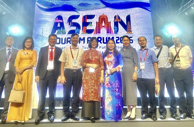 L&atilde;nh đạo Cục Du lịch Quốc gia Việt Nam v&agrave; Đo&agrave;n c&ocirc;ng t&aacute;c tỉnh Gia Lai tại Diễn đ&agrave;n. Ảnh: Th-Hưng