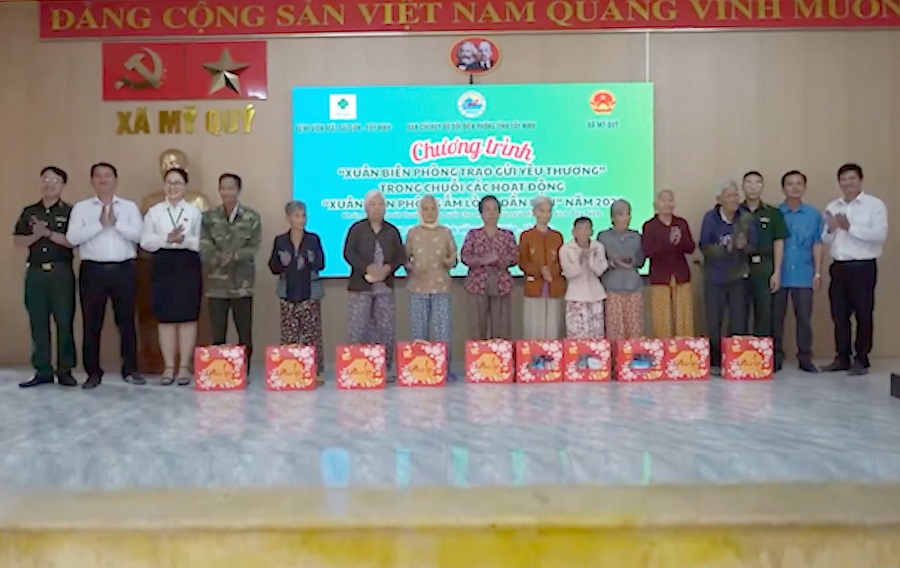 50 phần qu&agrave; Tết &yacute; nghĩa được trao tặng đến c&aacute;c hộ gia đ&igrave;nh c&oacute; ho&agrave;n cảnh kh&oacute; khăn, người gi&agrave; neo đơn v&agrave; c&aacute;c trường hợp c&oacute; bệnh l&yacute; về mắt