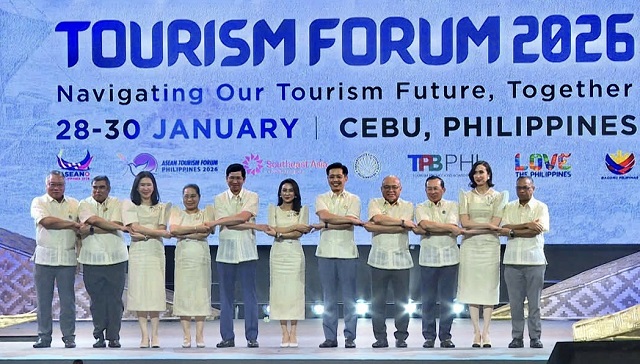 Bộ trưởng Du lịch Philippines, Bộ trưởng Du lịch ASEAN v&agrave; c&aacute;c quan chức cấp cao, kh&aacute;ch mời c&aacute;c quốc gia ASEAN tỏ r&otilde; quyết t&acirc;m gắn kết, c&ugrave;ng ph&aacute;t triển du lịch. Ảnh: Th&agrave;nh Hưng