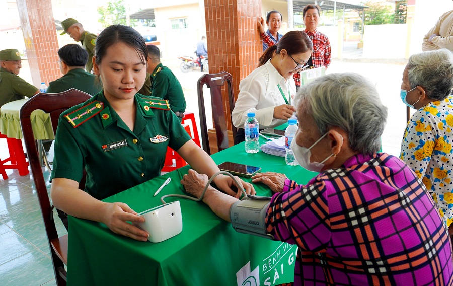 Ấm áp nghĩa tình “Xuân Biên phòng trao gửi yêu thương” nơi biên giới Mỹ Quý