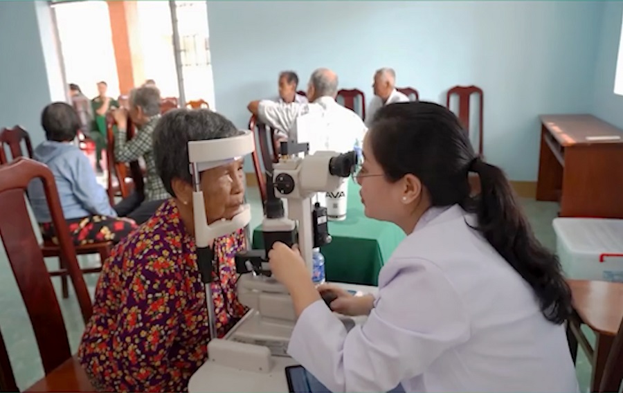 Y, b&aacute;c sĩ của Bệnh viện mắt S&agrave;i G&ograve;n &ndash; T&acirc;y Ninh thăm kh&aacute;m, kiểm tra mắt v&agrave; cấp thuốc cho người d&acirc;n