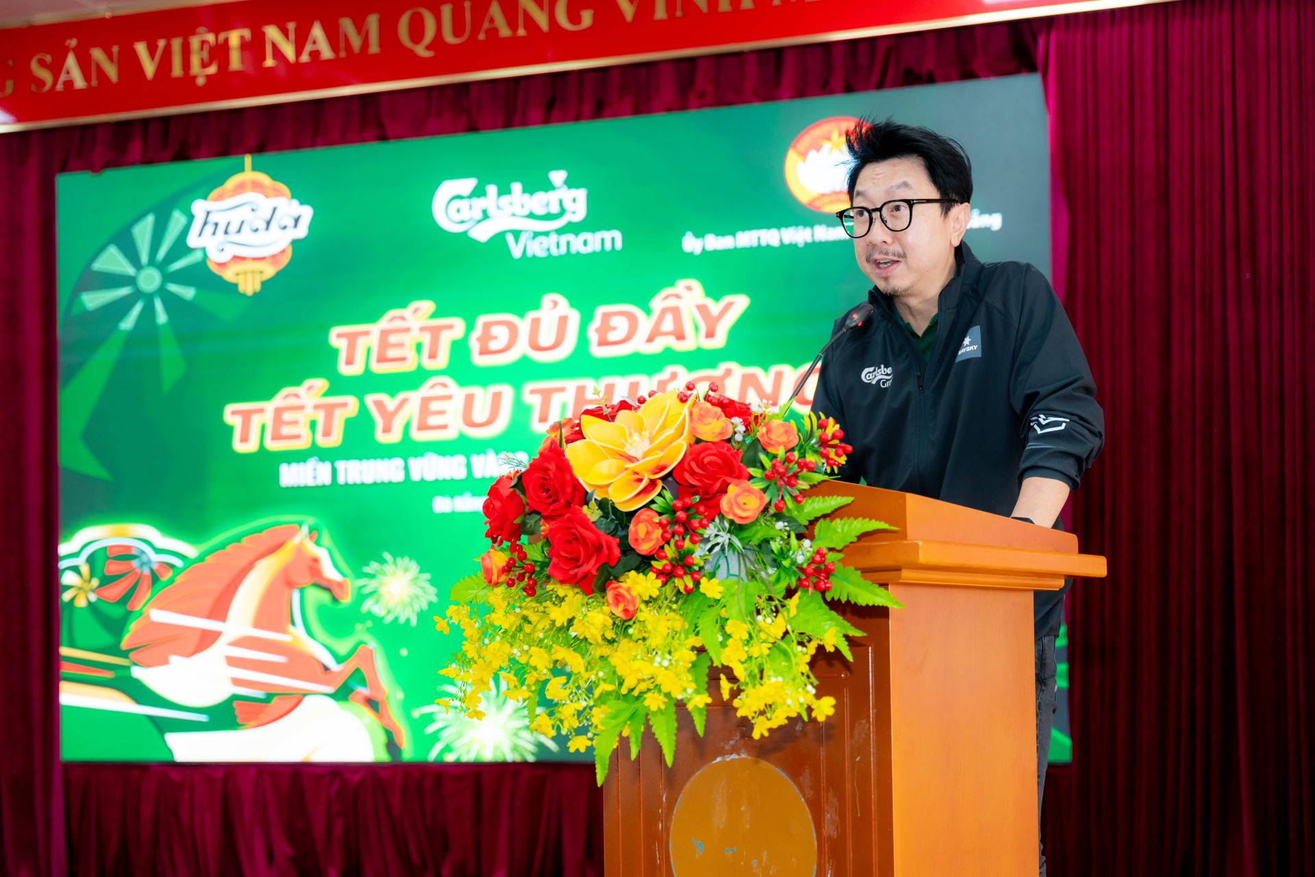 Tổng Gi&aacute;m đốc Carlsberg Việt Nam, &ocirc;ng Andrew Khan, chia sẻ trong buổi trao qu&agrave; tại x&atilde; Ho&agrave; Tiến, th&agrave;nh phố Đ&agrave; Nẵng
