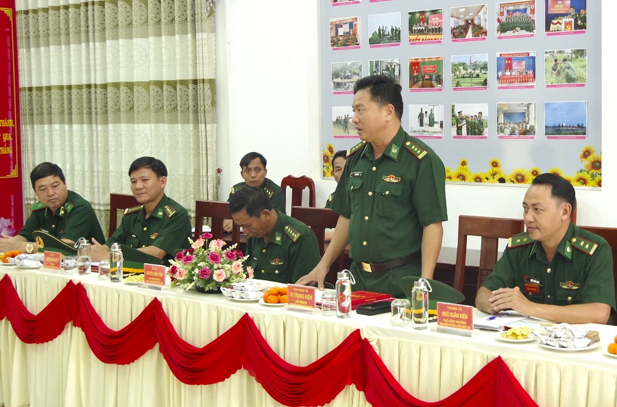 Thượng t&aacute;, Vi Trung Ki&ecirc;n, Đồn trưởng Đồn Bi&ecirc;n ph&ograve;ng cửa khẩu quốc tế Mộc B&agrave;i b&aacute;o c&aacute;o với đo&agrave;n c&ocirc;ng t&aacute;c.