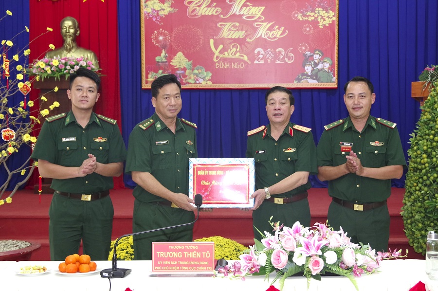 Thượng tướng Trương Thi&ecirc;n T&ocirc; tặng qu&agrave; động vi&ecirc;n c&aacute;n bộ, chiến sĩ Đồn Bi&ecirc;n ph&ograve;ng cửa khẩu quốc tế Mộc B&agrave;i.
