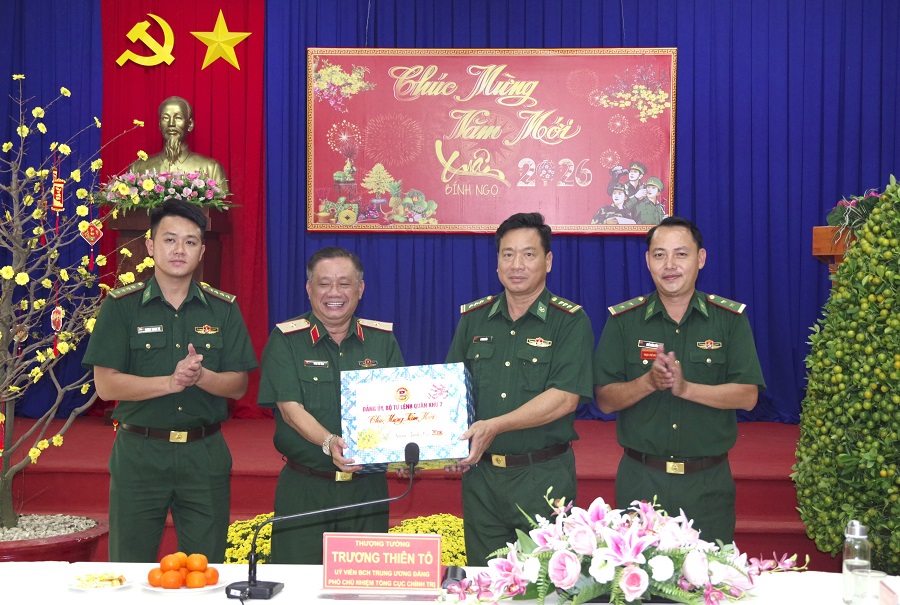 Thiếu tướng Trần Ch&iacute; T&acirc;n, Ph&oacute; Ch&iacute;nh ủy Qu&acirc;n khu 7 trao tặng qu&agrave; Đồn Bi&ecirc;n ph&ograve;ng cửa khẩu quốc tế Mộc B&agrave;i.