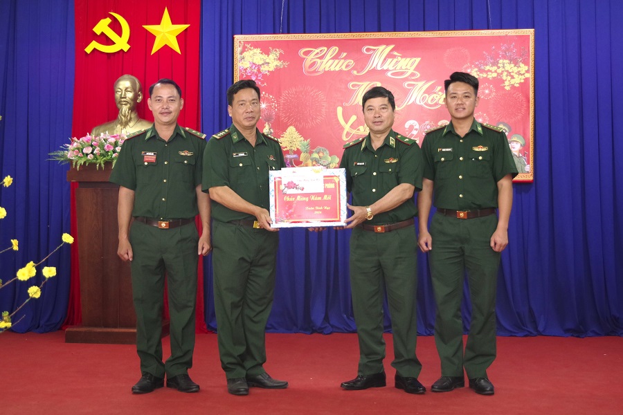 Thiếu tướng Trần Ngọc Hữu, Ph&oacute; Tư lệnh Bộ đội Bi&ecirc;n ph&ograve;ng trao tặng qu&agrave; ch&uacute;c Tết Đồn Bi&ecirc;n ph&ograve;ng cửa khẩu quốc tế Mộc B&agrave;i.