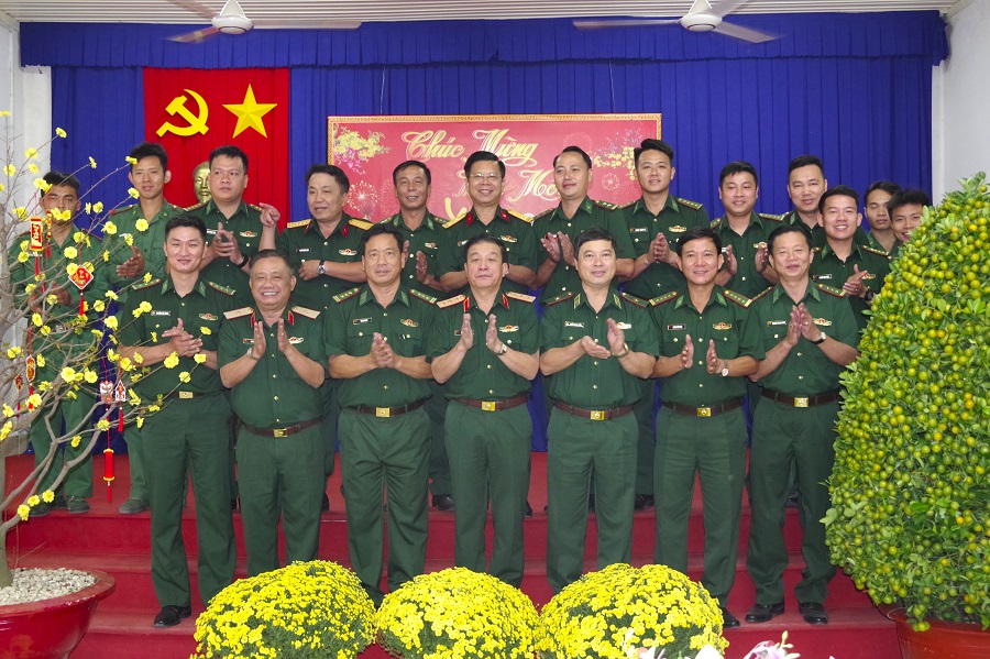 Thượng tướng Trương Thi&ecirc;n T&ocirc; v&agrave; đo&agrave;n c&ocirc;ng t&aacute;c chụp h&igrave;nh lưu niệm với Ban chỉ huy Đồn Bi&ecirc;n ph&ograve;ng cửa khẩu quốc tế Mộc B&agrave;i.