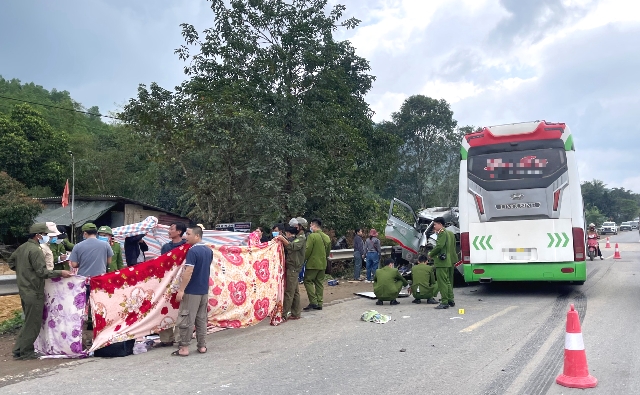 Lực lượng chức năng c&oacute; mặt tại hiện trường điều tra nguy&ecirc;n nh&acirc;n vụ tai nạn.