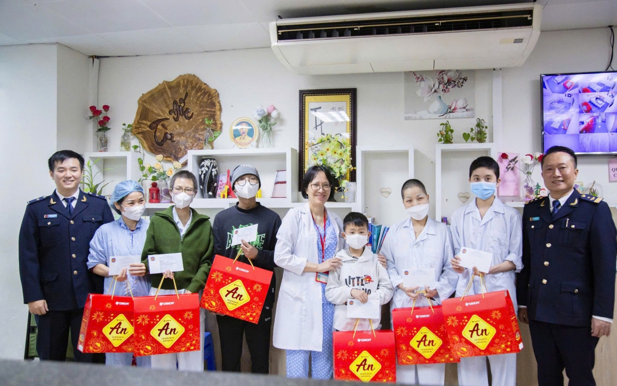 Chi cục Điều tra chống buôn lậu thăm, tặng quà Tết cho người bệnh tại các bệnh viện