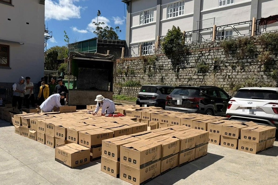 Cơ quan chức năng lấy mẫu gi&aacute;m định. Ảnh: L&ecirc; Tiến