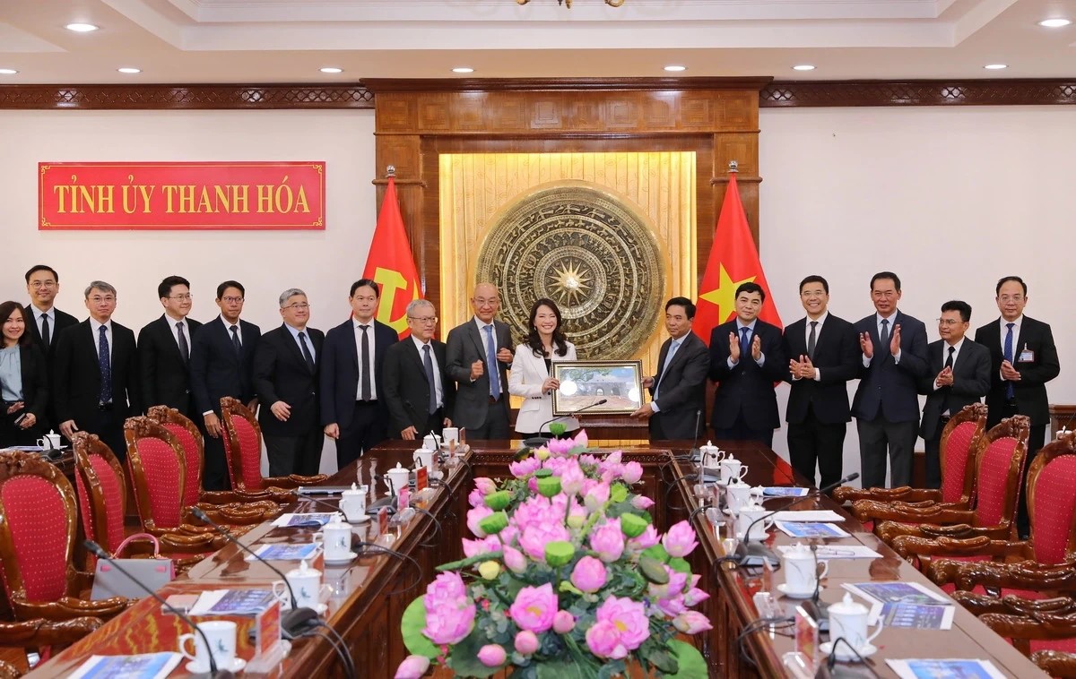 B&iacute; thư Tỉnh ủy Nguyễn Do&atilde;n Anh trao qu&agrave; lưu niệm cho Tập đo&agrave;n WHA.