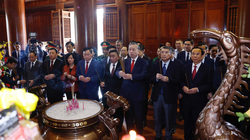 Tổng Bí thư Tô Lâm dâng hương tưởng niệm Chủ tịch Hồ Chí Minh tại Nghệ An