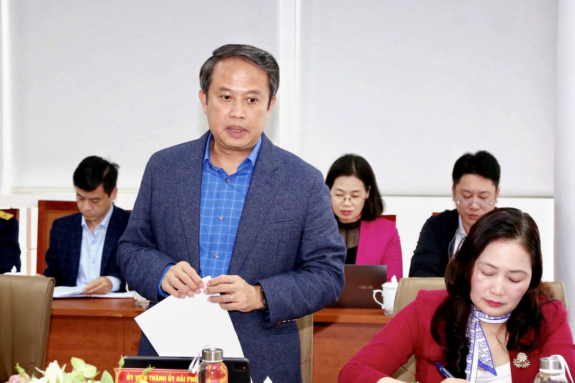 Giám đốc Sở Công thương Nguyễn Hoàng Long báo cáo tại buổi làm việc. Giám đốc Sở Công thương Nguyễn Hoàng Long báo cáo tại buổi làm việc.