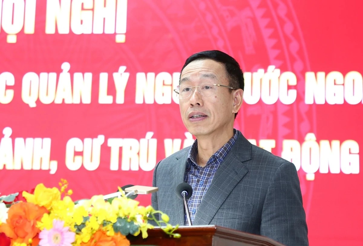 Ph&oacute; Chủ tịch UBND tỉnh L&ecirc; Quang H&ugrave;ng ph&aacute;t biểu chỉ đạo hội nghị.