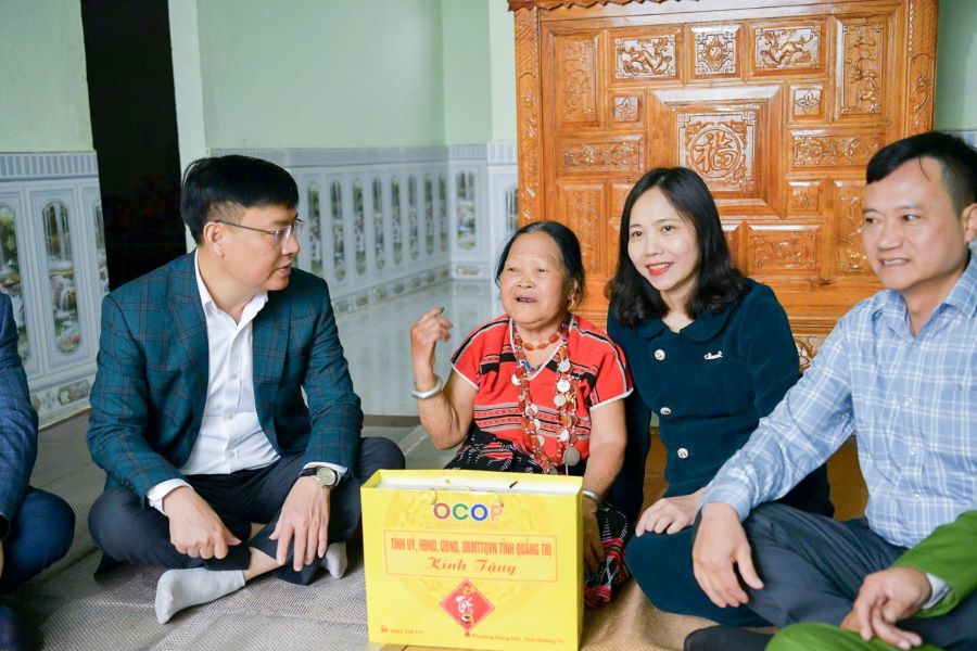 Thiếu tướng Nguyễn Thanh Li&ecirc;m thăm hỏi, tặng qu&agrave; Mẹ Việt Nam anh h&ugrave;ng Hồ Thị Neng