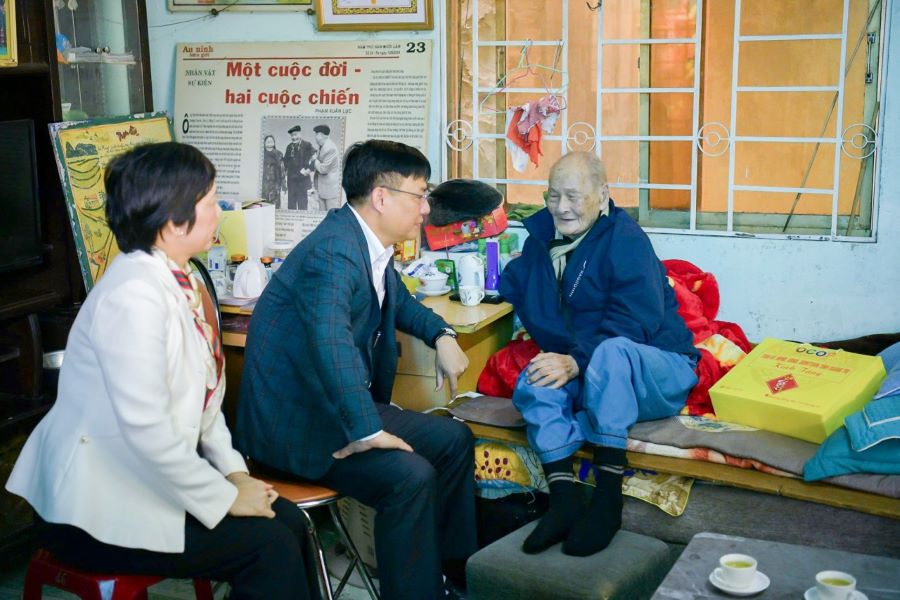 Tặng qu&agrave; đối với l&atilde;o th&agrave;nh c&aacute;ch mạng Trần Kim Gi&aacute;, x&atilde; Khe Sanh