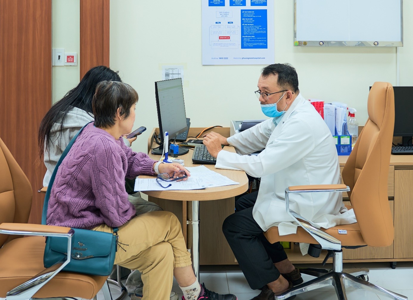 Bệnh nh&acirc;n được tư vấn trước khi thực hiện nội soi