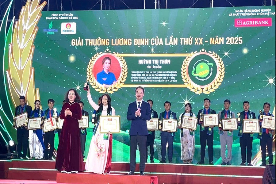 Nữ gi&aacute;m đốc trẻ Huỳnh Thị Thơm vinh dự đ&oacute;n nhận Giải thưởng Lương Định Của lần thứ XX do Trung ương Đo&agrave;n trao tặng.