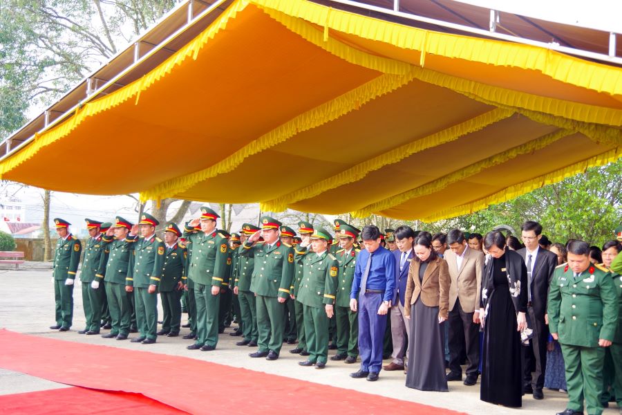 C&aacute;c đại biểu tham gia lễ viếng, truy điệu v&agrave; an t&aacute;ng 5 h&agrave;i cốt liệt sĩ tại Nghĩa trang liệt sĩ x&atilde; Khe Sanh