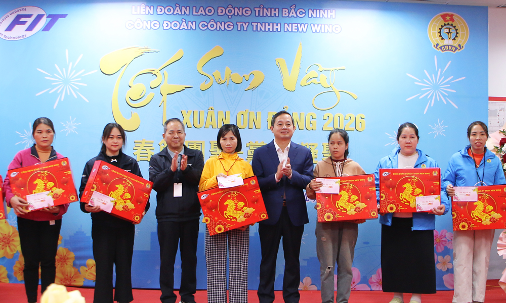 Chủ tịch UBND tỉnh Bắc Ninh thăm, tặng quà Tết cho công nhân có hoàn cảnh khó khăn