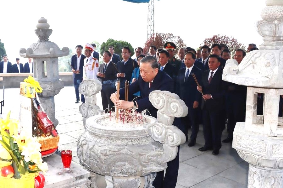 Tổng Bí thư Tô Lâm dâng hương tại các địa chỉ đỏ ở Hà Tĩnh