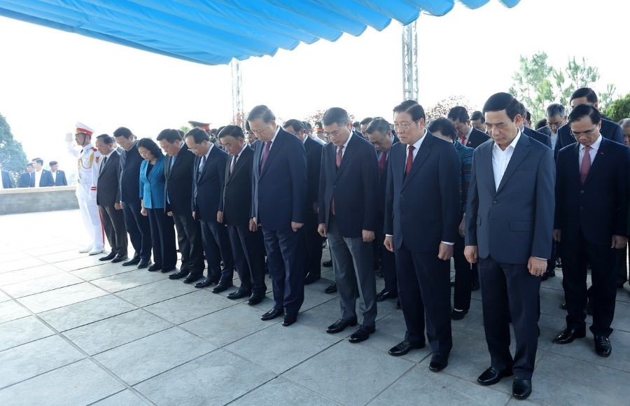 Tổng B&iacute; thư T&ocirc; L&acirc;m v&agrave; đo&agrave;n c&ocirc;ng t&aacute;c k&iacute;nh cẩn nghi&ecirc;ng m&igrave;nh, tri &acirc;n s&acirc;u sắc c&ocirc;ng lao to lớn của Tổng B&iacute; thư đầu ti&ecirc;n của Đảng