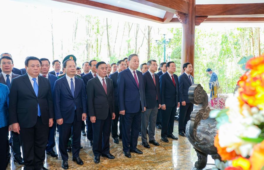 Tổng B&iacute; thư T&ocirc; L&acirc;m c&ugrave;ng đo&agrave;n c&ocirc;ng t&aacute;c d&acirc;ng hương, d&acirc;ng hoa tại Nh&agrave; bia tưởng niệm liệt sĩ TNXP to&agrave;n quốc