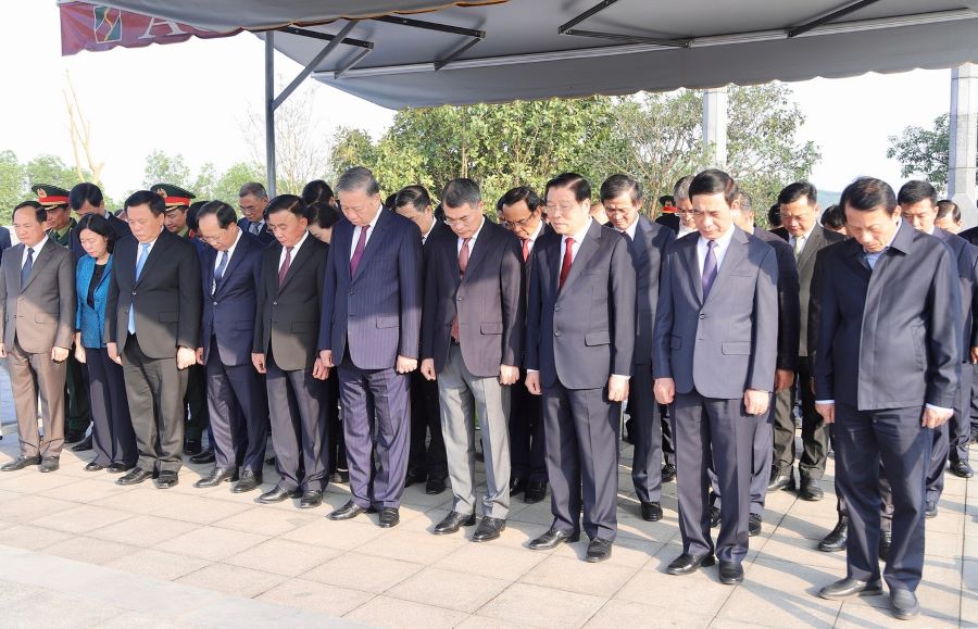 Tổng B&iacute; thư T&ocirc; L&acirc;m c&ugrave;ng đo&agrave;n c&ocirc;ng t&aacute;c d&acirc;ng hương, hoa tưởng nhớ, tri &acirc;n Tổng B&iacute; thư H&agrave; Huy Tập