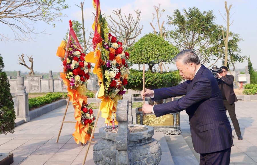 Tổng B&iacute; thư T&ocirc; L&acirc;m d&acirc;ng hương trước phần mộ cố Tổng B&iacute; thư H&agrave; Huy Tập