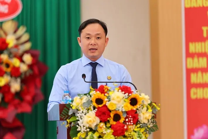Ông Đặng Thanh Định, Uỷ viên BCH Đảng bộ, Bí thư Chi bộ Nhà máy Phân bón Cửu Long tham luận tại Hội nghị Ông Đặng Thanh Định, Uỷ viên BCH Đảng bộ, Bí thư Chi bộ Nhà máy Phân bón Cửu Long tham luận tại Hội nghị