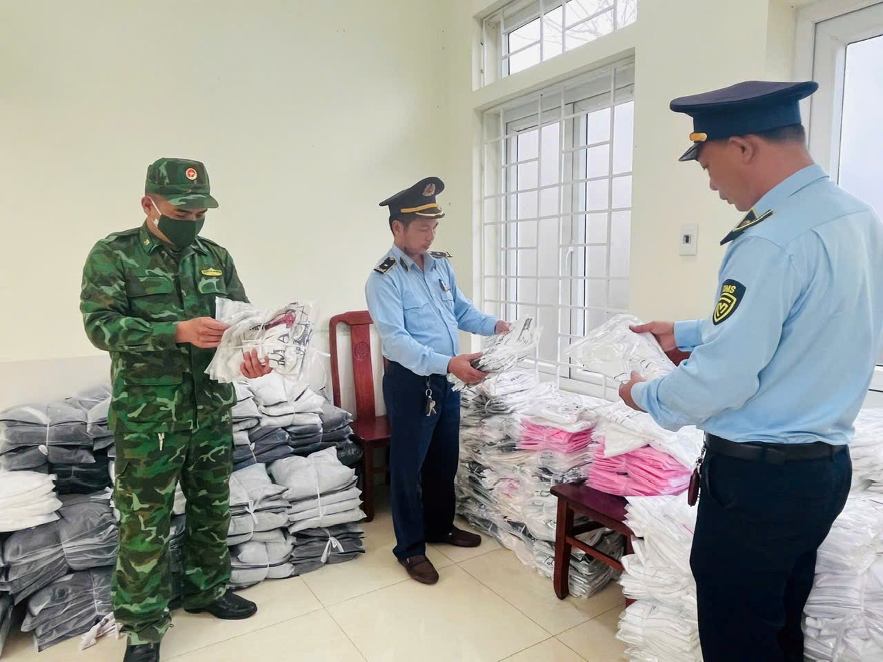 Quảng Trị: Bắt giữ xe tải chở hơn 1.500 sản phẩm dệt may giả mạo nhãn hiệu trên Quốc lộ 9