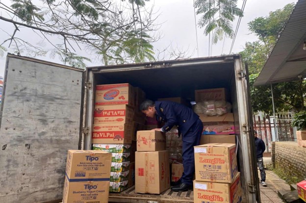 Thái Nguyên: Ngăn chặn xe tải chở hàng nghìn gói xúc xích, chân gà lậu bán cho học sinh