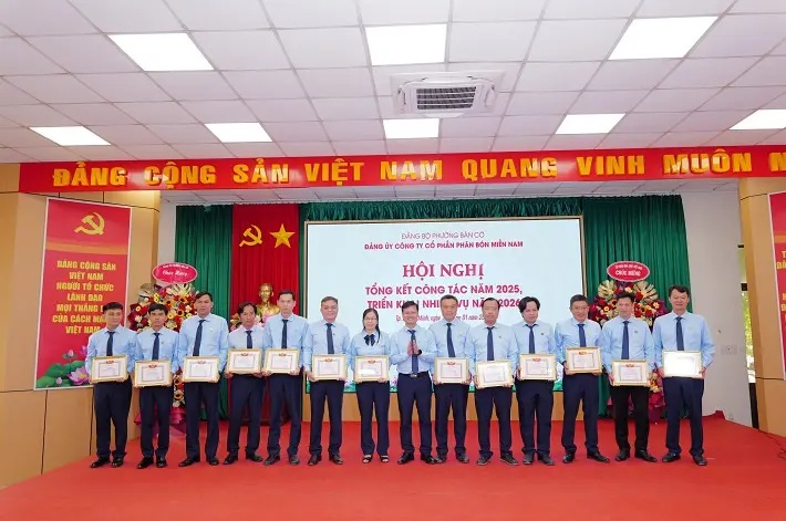 Khen thưởng cho các cá nhân có thành tích xuấc sắc Khen thưởng cho các cá nhân có thành tích xuấc sắc