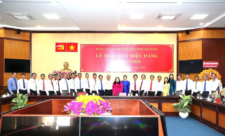 An Giang trao Huy hiệu 40 năm và 30 năm tuổi Đảng cho đảng viên thuộc UBND tỉnh