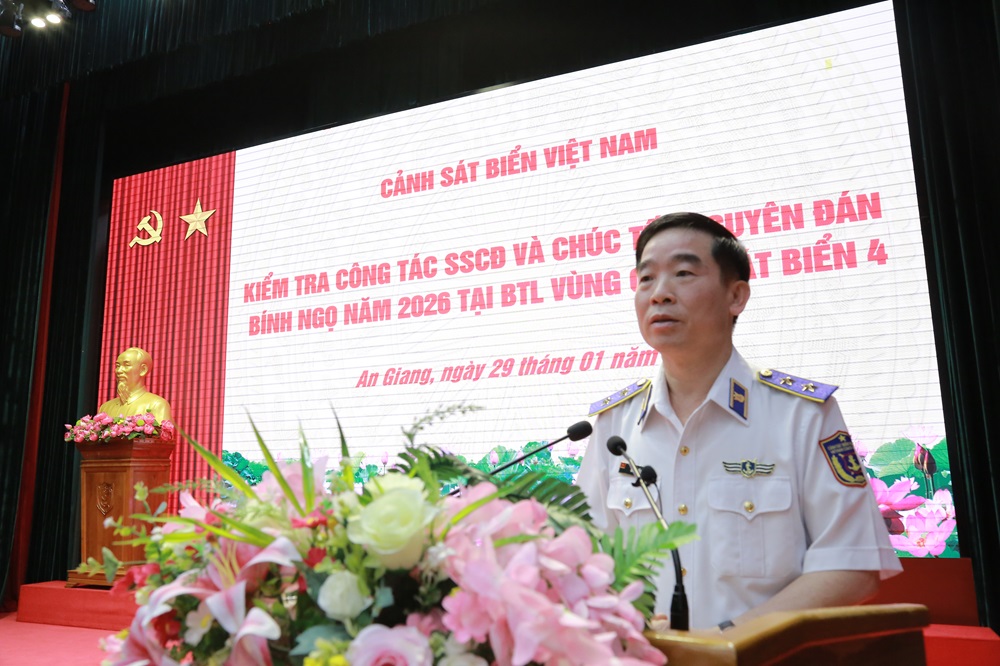 Trung tướng B&ugrave;i Quốc Oai - B&iacute; thư Đảng uỷ, Ch&iacute;nh uỷ Cảnh s&aacute;t biển Việt Nam kết luận buổi l&agrave;m việc.