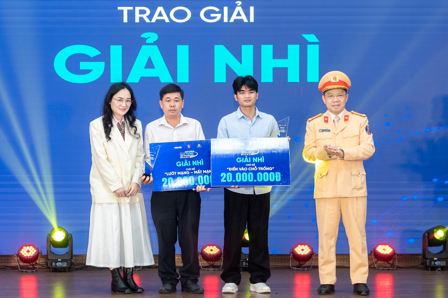 Đại diện Toyota Việt Nam trao giải Nh&igrave; cho chủ đề Lướt mạng - Mất mạng v&agrave; Điền v&agrave;o chỗ trống