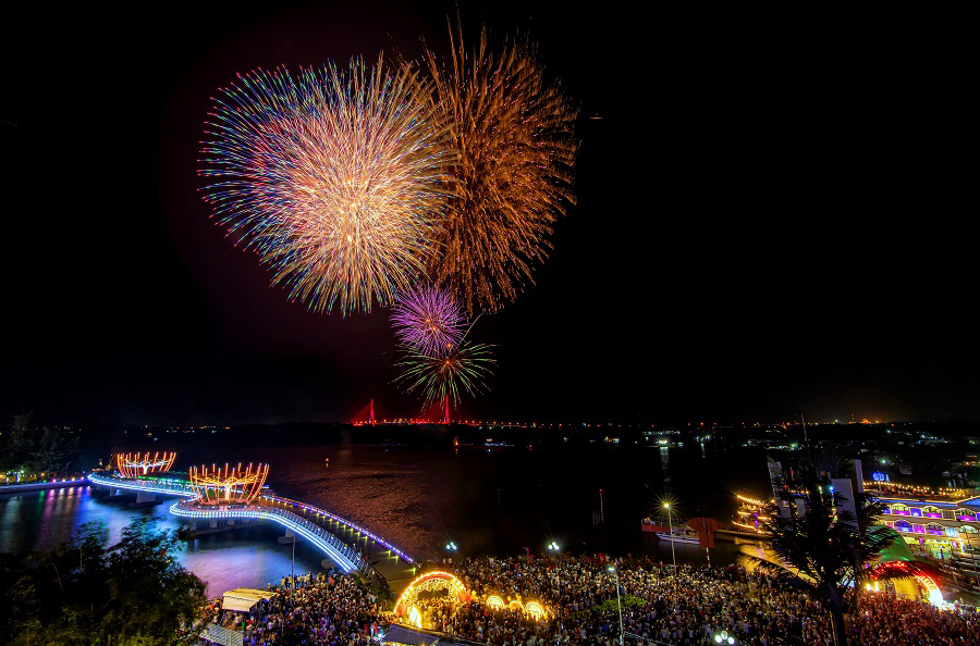 Cần Thơ sẽ tổ chức 3 điểm bắn ph&aacute;o hoa ch&agrave;o mừng năm mới, gồm 1 điểm bắn ph&aacute;o hoa nổ tầm cao kết hợp tầm thấp v&agrave; 2 điểm bắn ph&aacute;o hoa nổ tầm thấp. (Ảnh tư liệu)