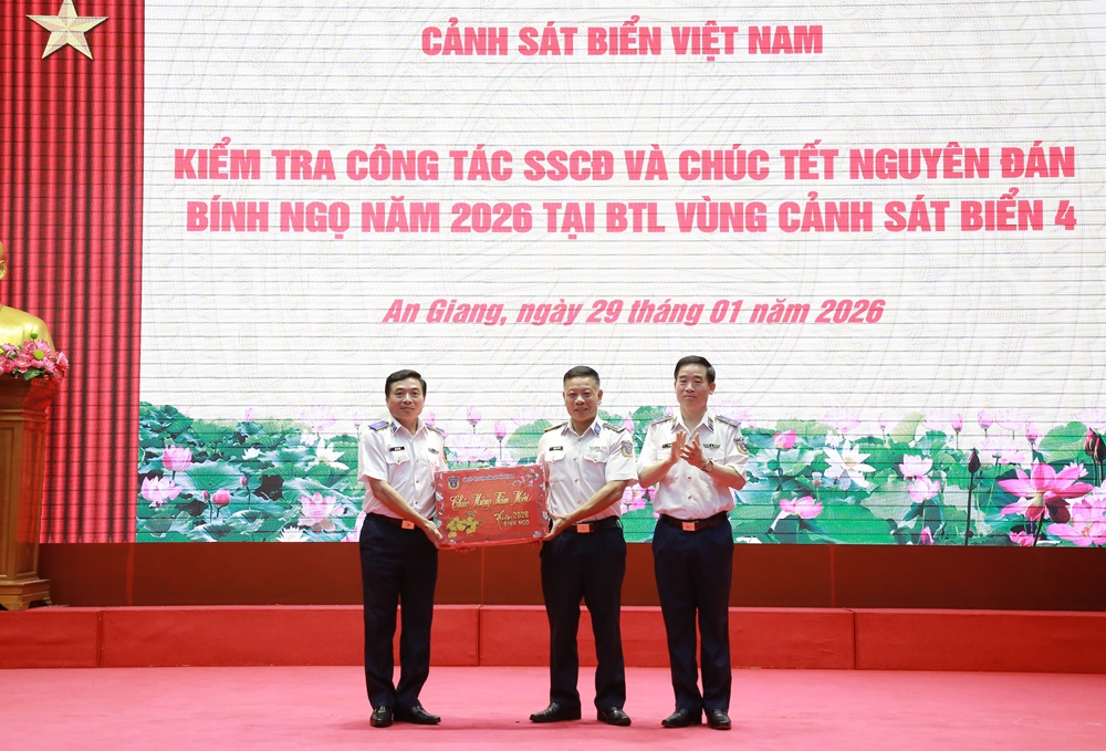 Cảnh sát biển Việt Nam kiểm tra công tác sẵn sàng chiến đấu và chúc Tết Vùng Cảnh sát biển 4