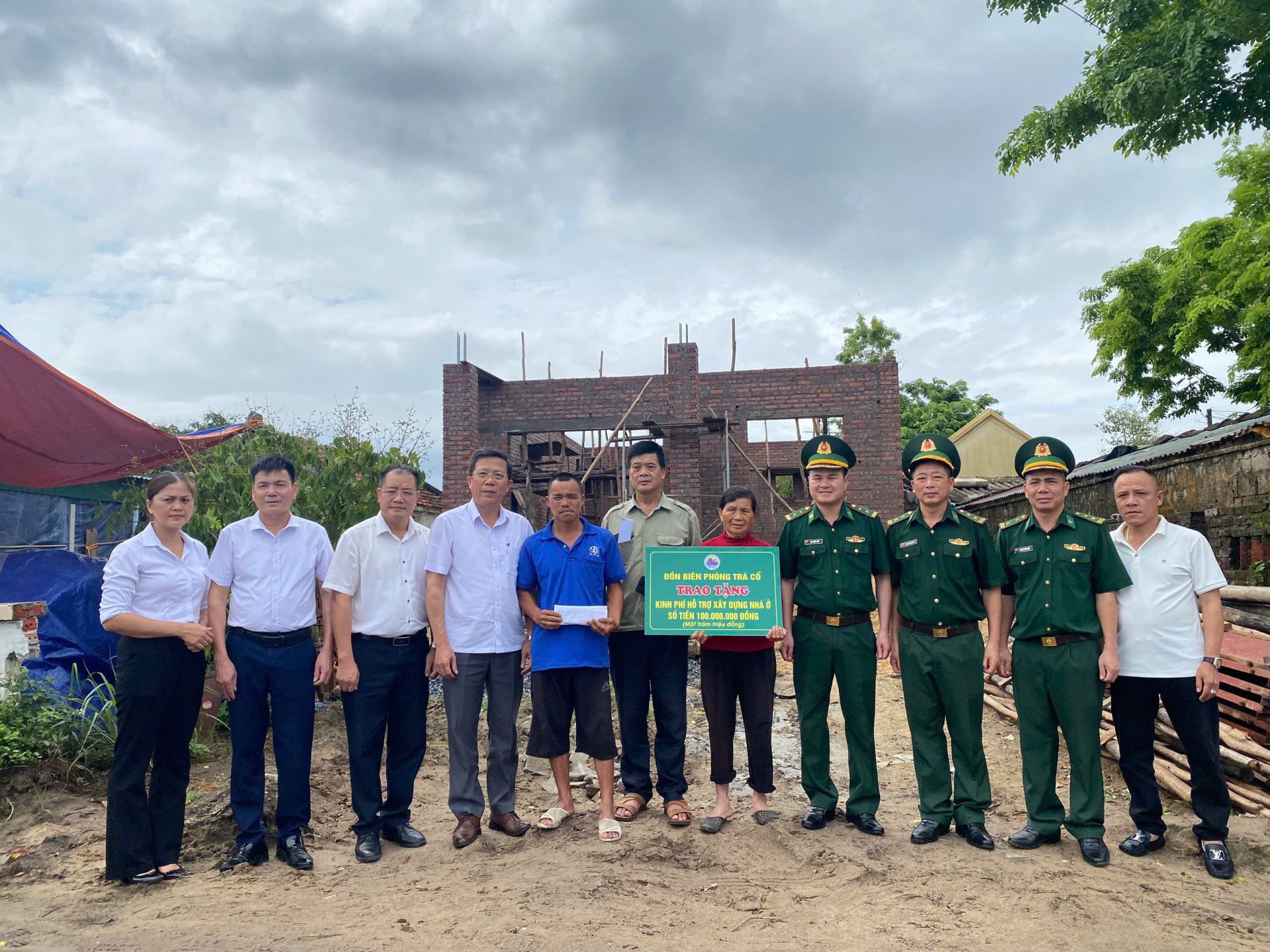 Ban chỉ huy Đồn Bi&ecirc;n ph&ograve;ng Tr&agrave; Cổ c&ugrave;ng đại diện ch&iacute;nh quyền địa phương trao kinh ph&iacute; hỗ trợ x&acirc;y dựng nh&agrave; ở, trị gi&aacute; 100 triệu đồng, cho gia đ&igrave;nh c&oacute; ho&agrave;n cảnh kh&oacute; khăn tr&ecirc;n địa b&agrave;n