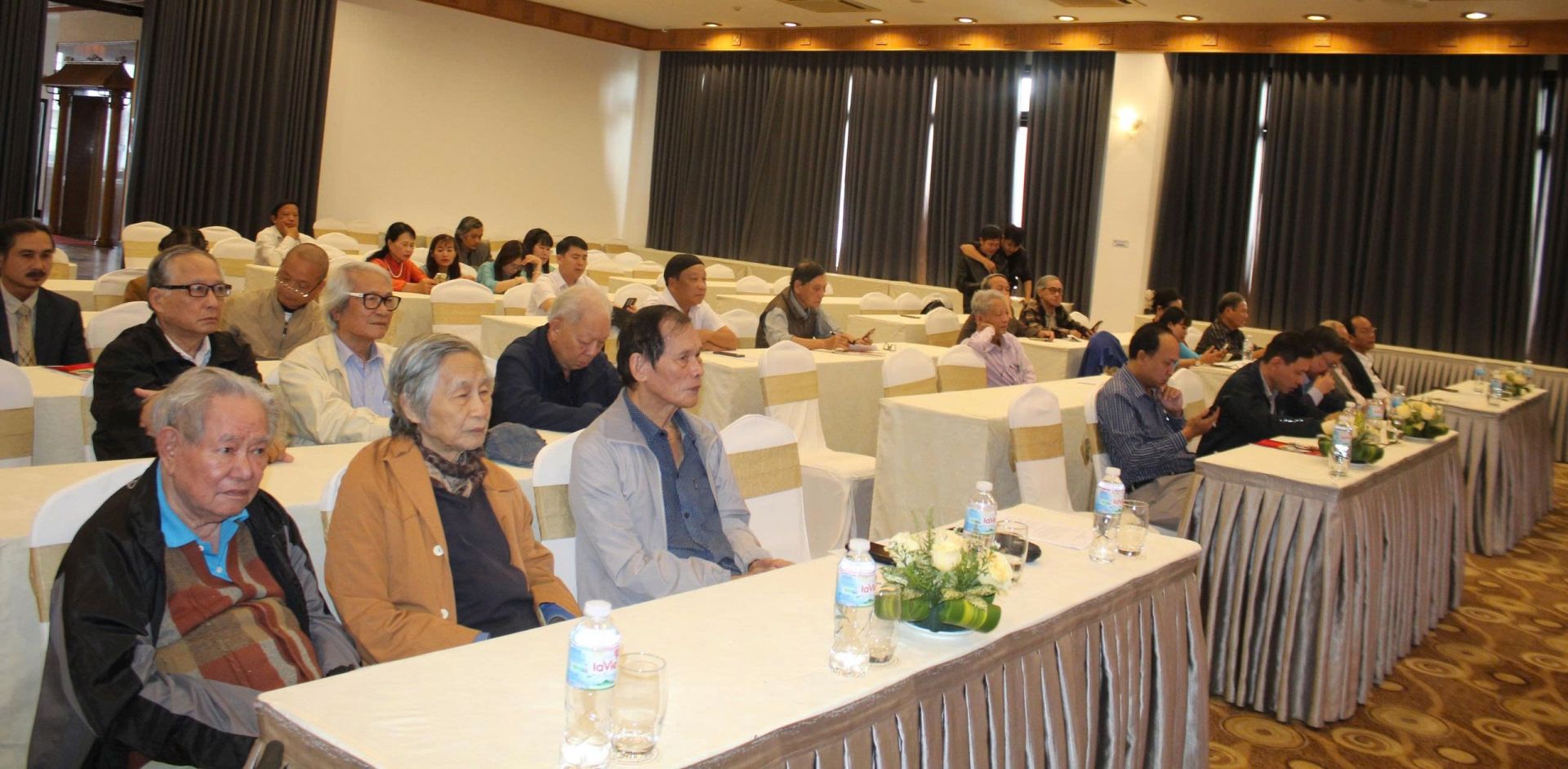 Các nhà văn, nhà thơ tham dự lễ phát động. Từ ngoài vào là nhà văn Nguyễn Quang Hà, nhà văn Nguyễn Khắc Phê, nhà thơ Nguyễn Khắc Thạch Các nhà văn, nhà thơ tham dự lễ phát động. Từ ngoài vào là nhà văn Nguyễn Quang Hà, nhà văn Nguyễn Khắc Phê, nhà thơ Nguyễn Khắc Thạch