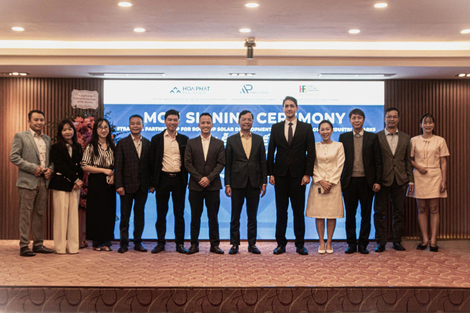 Đại diện ba Tập đo&agrave;n chụp h&igrave;nh lưu niệm