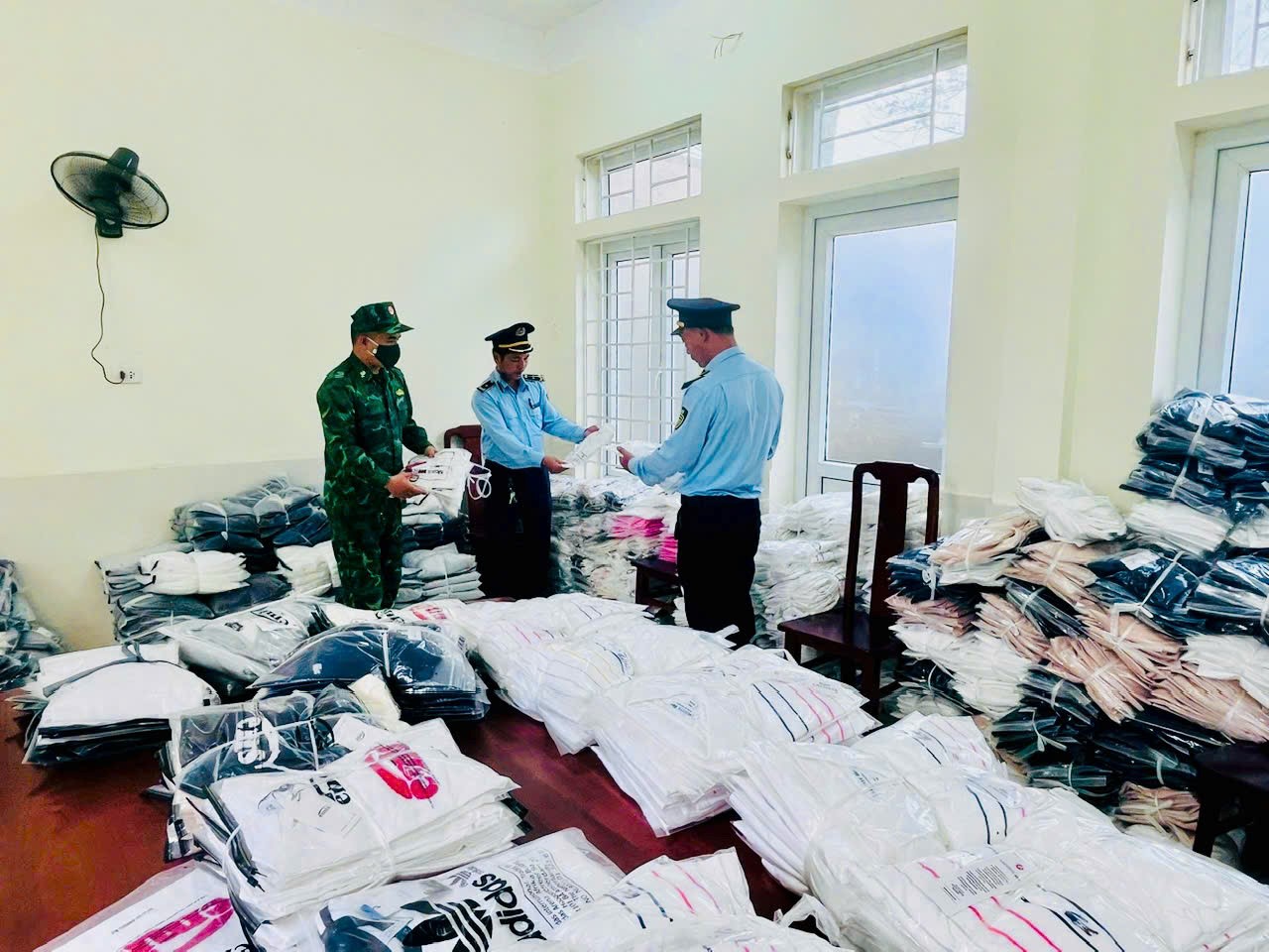 Lực lượng chức năng kiểm tra h&agrave;ng h&oacute;a