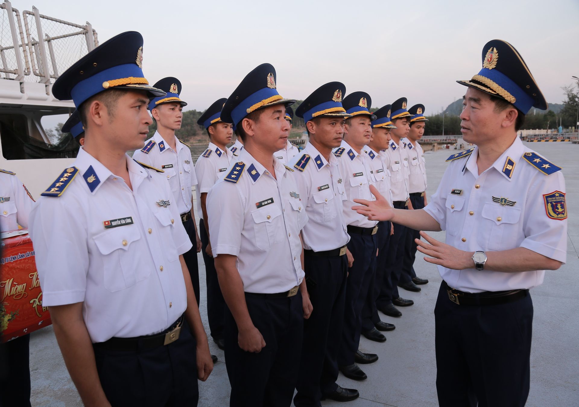 Đo&agrave;n c&ocirc;ng t&aacute;c Cảnh s&aacute;t biển Việt Nam l&agrave;m việc với Bộ Tư lệnh V&ugrave;ng Cảnh s&aacute;t biển 4.