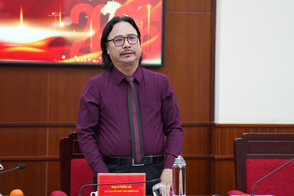 Họa sĩ Trần H&agrave;- Chủ tịch Hội VHNT Kh&aacute;nh H&ograve;a ph&aacute;t biểu