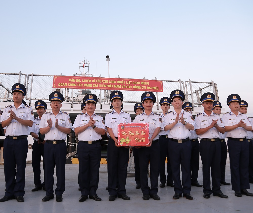 Trung tướng B&ugrave;i Quốc Oai - B&iacute; thư Đảng uỷ, Ch&iacute;nh uỷ Cảnh s&aacute;t biển Việt Nam tặng qu&agrave; ch&uacute;c Tết c&aacute;n bộ, chiến sĩ T&agrave;u cảnh s&aacute;t biển 8005