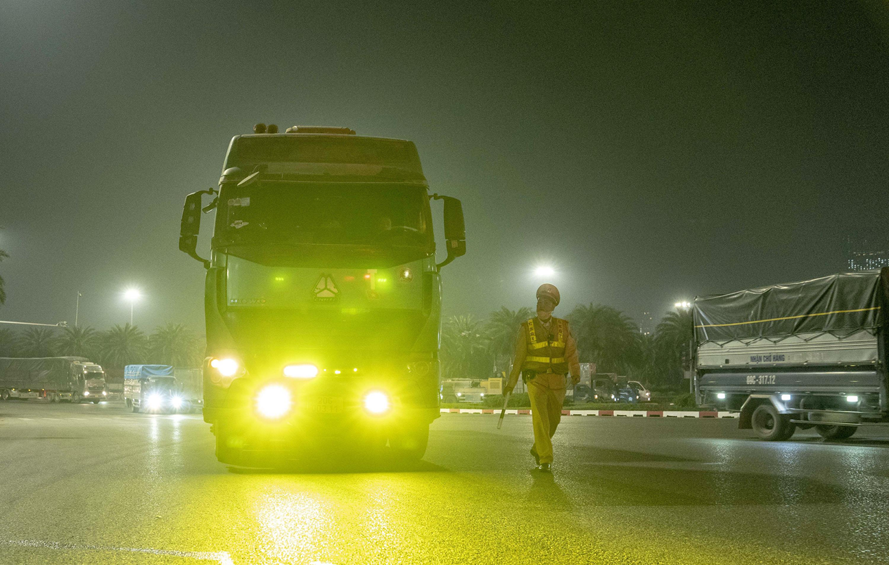 Hà Nội ra quân xử phạt ô tô lắp đèn siêu sáng gây chói mắt người đi đường